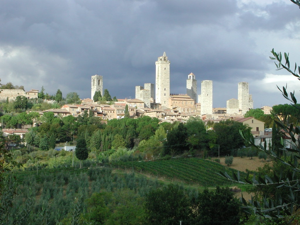 https://upload.wikimedia.org/wikipedia/commons/4/4d/San_Gimignano.JPG