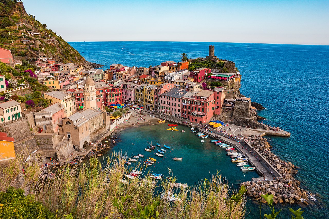 https://upload.wikimedia.org/wikipedia/commons/thumb/f/fa/Vernazza_and_the_sea%2C_Cinque_Terre%2C_Italy.jpg/1280px-Vernazza_and_the_sea%2C_Cinque_Terre%2C_Italy.jpg