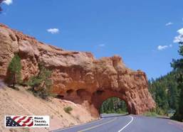 Arch over Utah Scenic Highway 12 � Red Canyon, une zone de loisirs g�r�e par le US Forest Service ... 13 miles � l'ouest de l'entr�e du parc national de Bryce Canyon