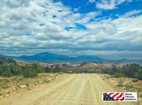 Conduire la section de terre et de gravier du sentier Burr, en direction des lacets
