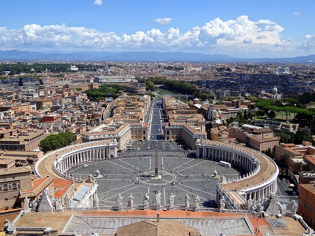 Vue sur le Vatican et par del� sur Rome depuis la coupole de la basilique Saint Pierre - Photo d'Anne Offermanns