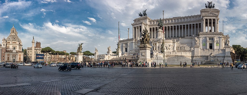 Piazza Venezia et le monument � Victor Emmanuel II dans le quartier antique de Rome - Photo de Fitzws
