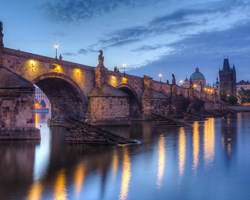 https://dynamic-media-cdn.tripadvisor.com/media/photo-o/09/0e/67/3a/charles-bridge-karluv.jpg?w=500&h=400&s=1