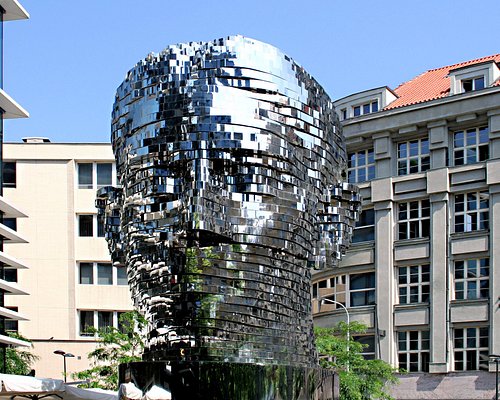 https://dynamic-media-cdn.tripadvisor.com/media/photo-o/17/ec/52/ba/la-statue-de-franz-kafka.jpg?w=500&h=400&s=1