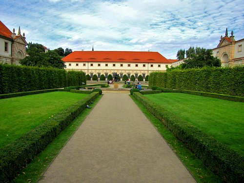 https://dynamic-media-cdn.tripadvisor.com/media/photo-o/08/72/d7/b0/wallenstein-palace-gardens.jpg?w=500&h=-1&s=1